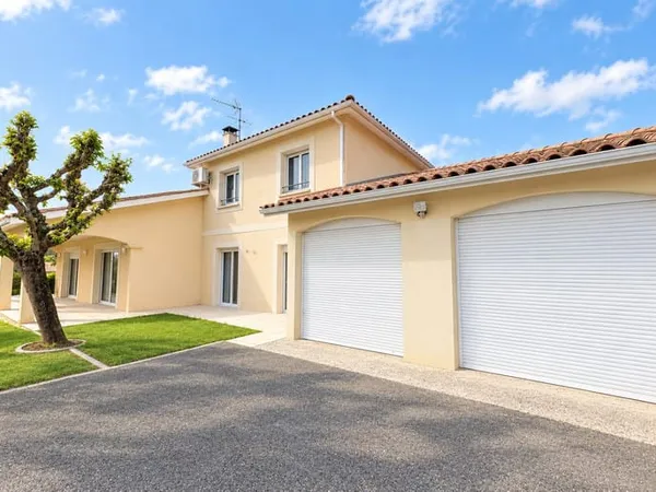 GRANDE MAISON CONTEMPORAINE SUR 1 240 M2 DE TERRAIN