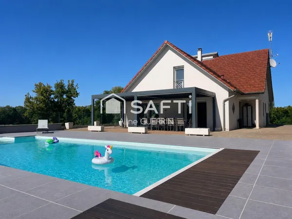 Belle maison à l'architecture soignée de 190 m² avec piscine sur sous-sol complet et terrain de 1078