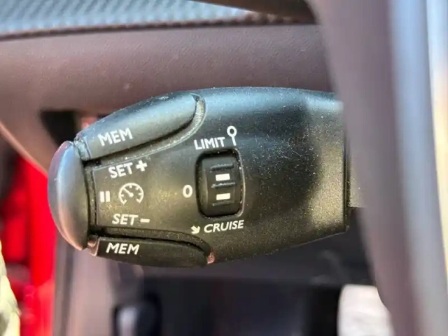 Peugeot 208 puretech 100 s&amp;s bvm6 — photo 23