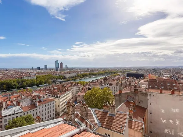 Appartement en dernier étage avec magnifique vue et stationnement