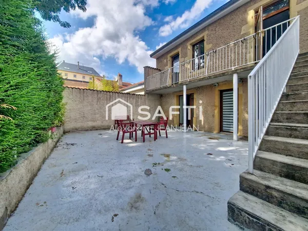 Grande maison de village avec deux garages