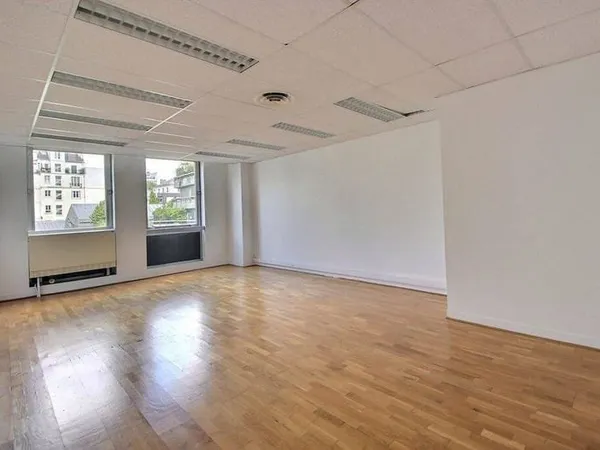 Bureau 751 m²