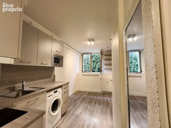 Quai de seine invalides studio equipe 15 m² rez-de-jardin
