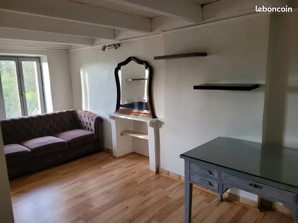 Maison dans hameau tranquille