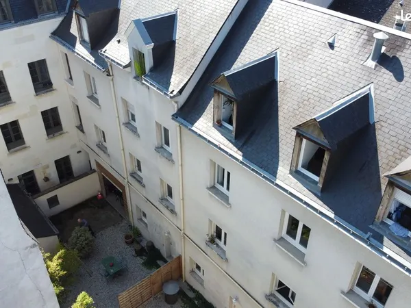 100 mètres place des halles. Rue piétonne très calme