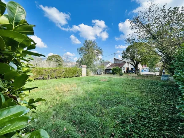 TERRAIN CONSTRUCTIBLE DE 830 M2 AVEC PERMIS DE CONSTRUIRE AC
