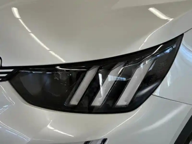 Peugeot 2008 e- 136ch gt pack — photo 3