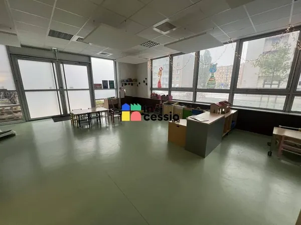 Local commercial 367 m²