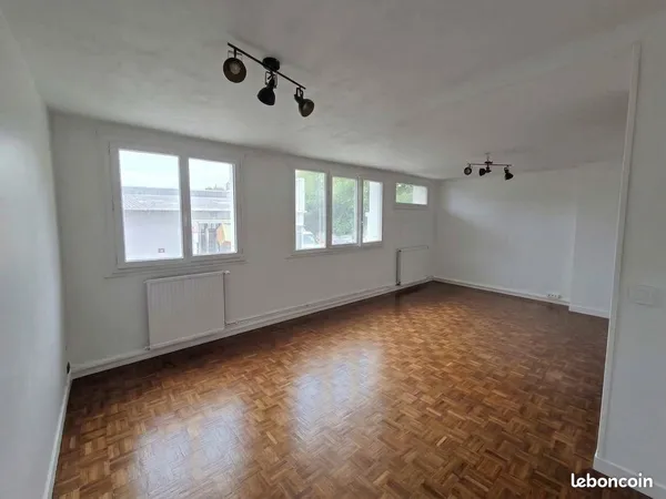 Appartement T4 rénové 76 m² — 2 chbrs + bureau, cave — Guingamp
