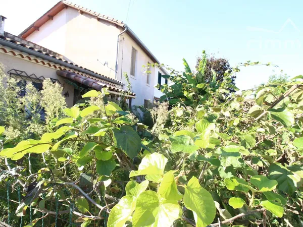 A vendre maison avec jardin cloturé et cabanons de jardin