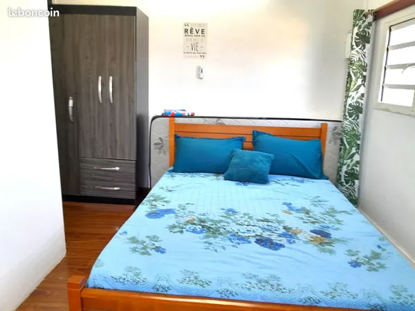 Un appartement T1 meublé à Terre-Sainte