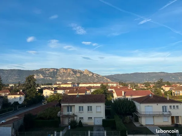 Rare, vue dégagée sur Château de Crussol