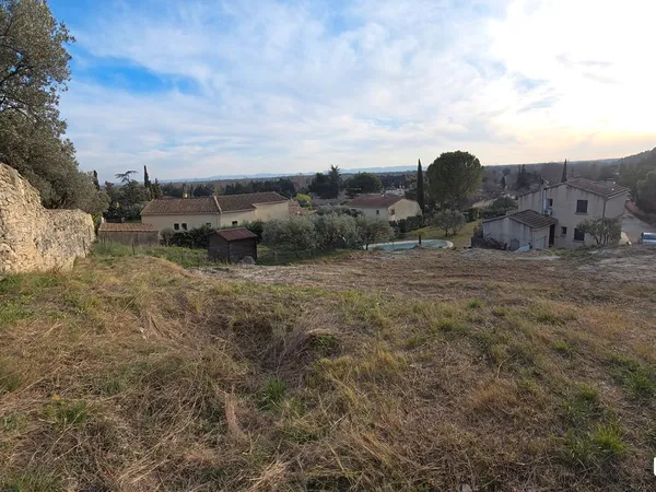 Terrain constructible unique et exceptionnel entre Avignon et l'Isle sur la Sorgue vue sur les Alpil