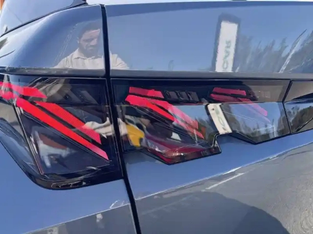 Peugeot 3008 hybrid 145 e-dcs6 — photo 37