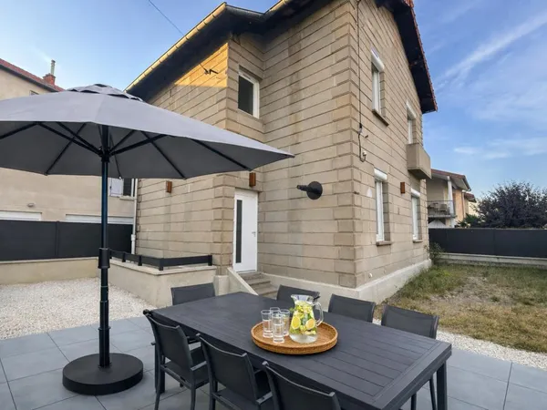 Maison de ville rénovée avec terrain clos de 200 m² et terrain de pétanque