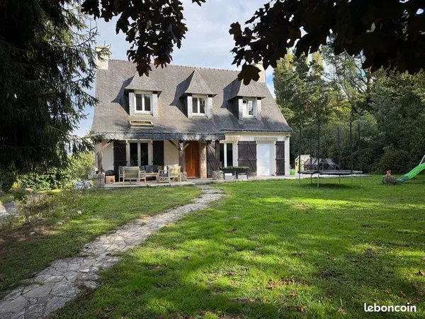Belle maison familiale rénovée - 4 chambres - sous-sol complet - terrain 1 400 m
