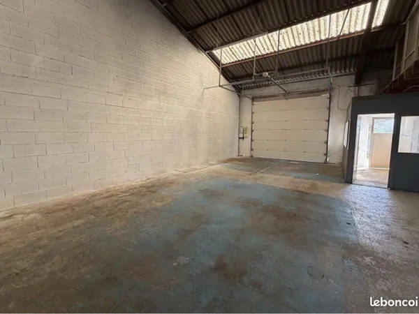 Dépôt/local/bureau/entrepôt 250 m2