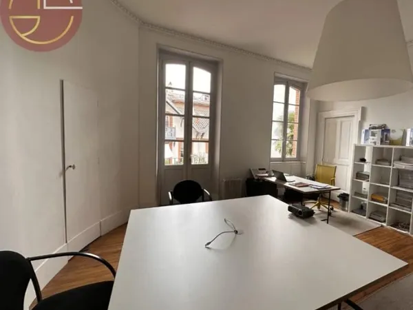 Bureau 12 pièces 240 m²
