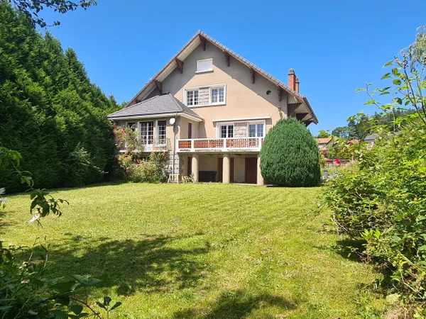 Une maison de caractère au style unique, au coeur de Tence