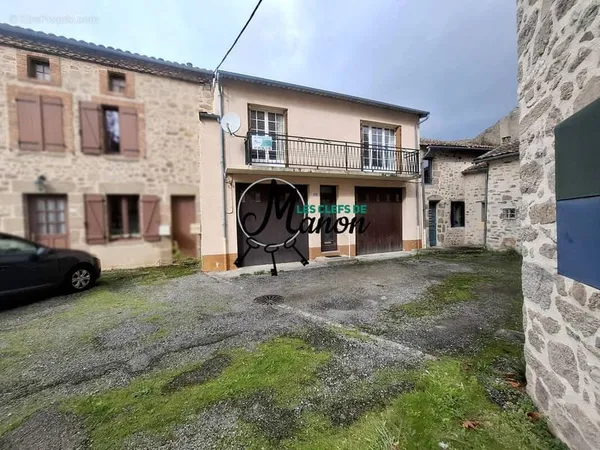 Maison 2 chambres avec extérieur, double garage dans bourg de BESSINES-SUR-GARTEMPE