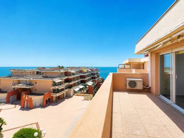 VEND DEUX PIECES DERNIER ETAGE A LA CORNICHE AVEC GARAGE