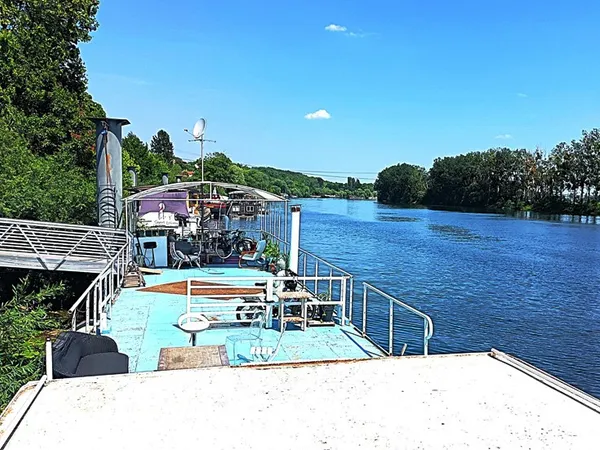 Péniche 8 pièces 150 m²