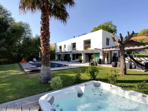 EXCLUSIVITÉ - Anglet Domaine de Brindos - Villa contemporaine ±300 m² - jardin 3.000 m², piscine, sp