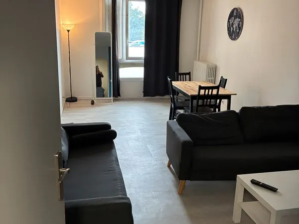77 Rue Philippe Fabia Arret Tram Etats Unis - Viviani