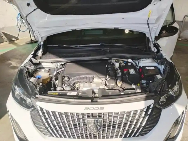 Peugeot 2008 turbo 100 ch bvm6 allure — photo 7