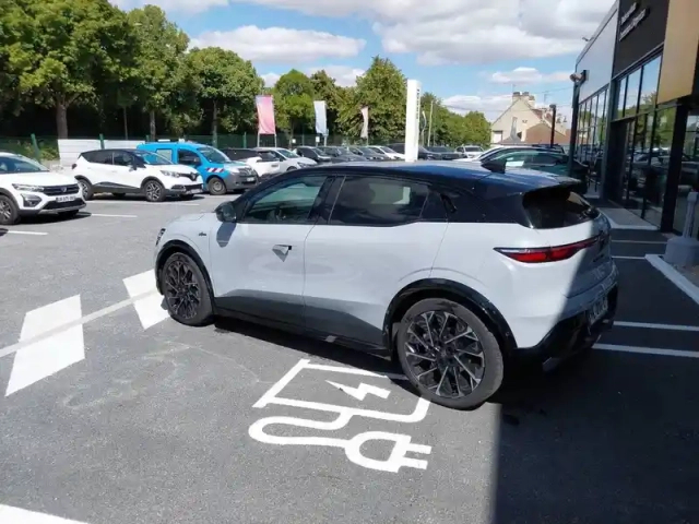 Renault Megane e-tech 220 ch autonomie confort — photo 15