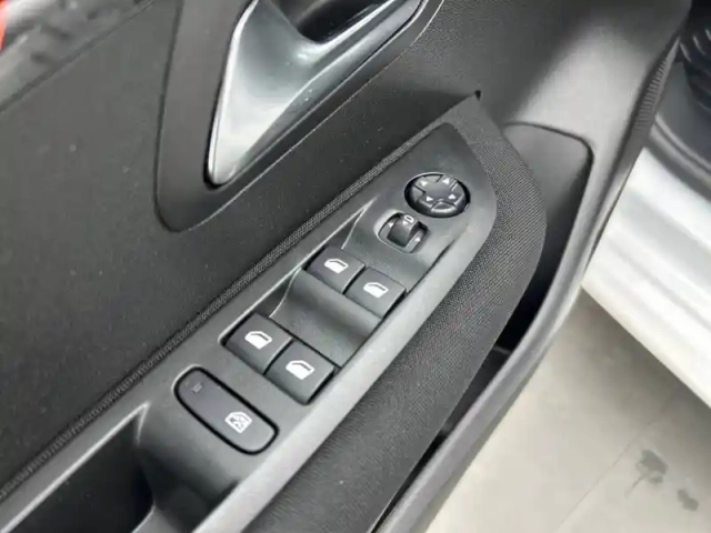 Peugeot 208 puretech 75 s&amp;s bvm5 — photo 39