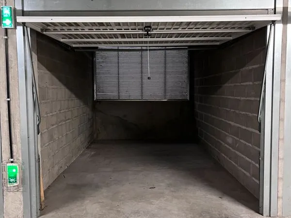 Garage fermé d'environ 14 m² - Villeurbanne Croix-Luizet - Résidence sécurisée