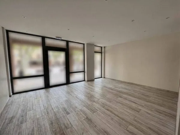 Local commercial 4 pièces 87 m²