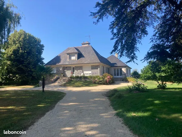 Maison avec un parc arboré