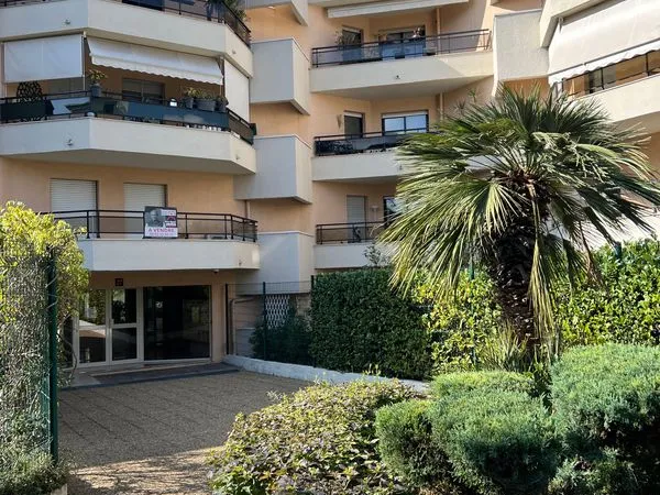 Nice Cimiez résidentiel loue appartement meublé avec terrasse dans résidence sécurisée avec parc et 