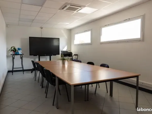 Location de salles et bureaux professionnels à Biard