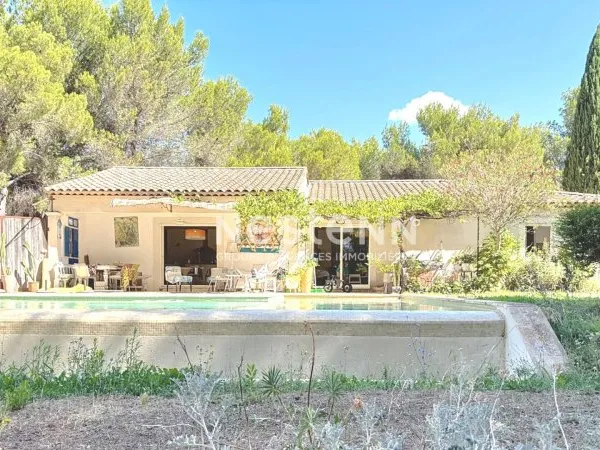 Maison , familiale avec piscine et beaux volumes située à Ventabren .