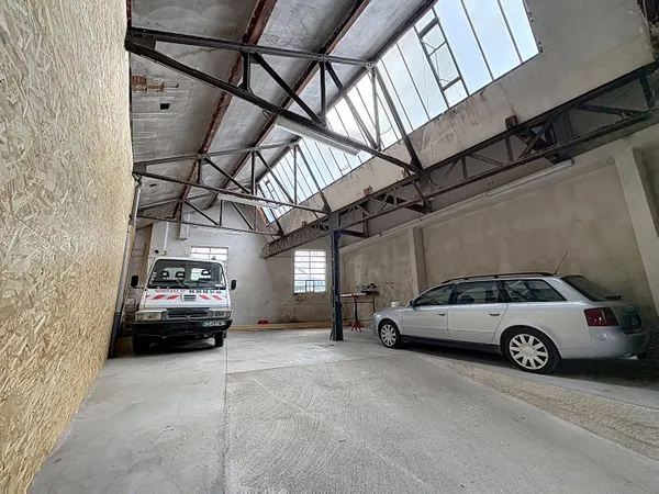 Entrepôt divisé, espace de 95 m2 à louer dans le centre ville Yssingeaux
