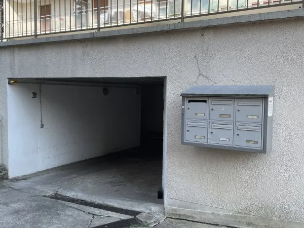 À vendre - Box fermé de 13 m² en plein centre de Ville-d'Avray