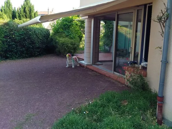 Maison familiale avec piscine et appartement