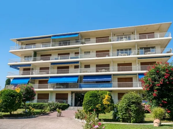 ANTIBES - Salis : Superbe studio meublé rénové avec parking