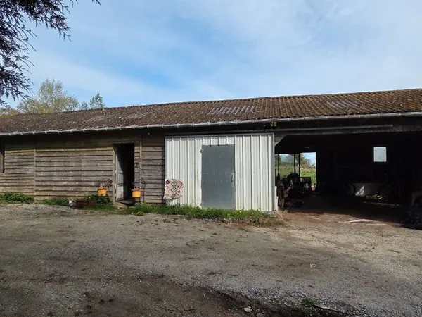Hangar de 140 m² sur terrain de 1 987 m²