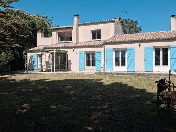 Maison traditionnelle avec grand terrain et double garage