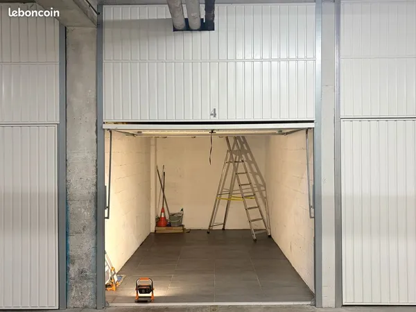 BOX 26m2 avec Mezzanine HAUT DE GAMME STOCKAGE - Marseille 12e