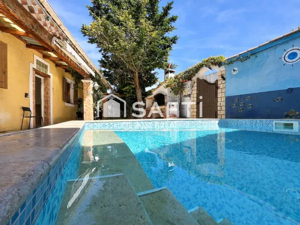 Maison de plain pied avec piscine et dépendance