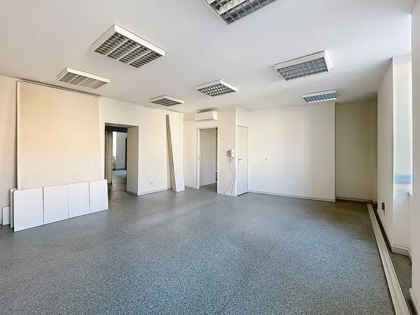 Bureau 4 pièces 101 m²