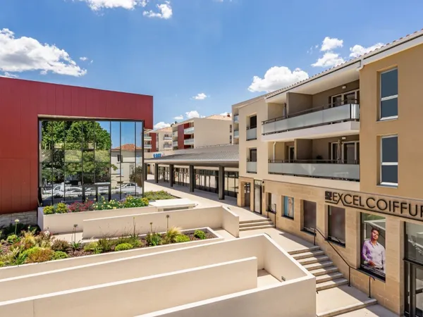 T4 pour activité professionnelle au coeur d'Istres
