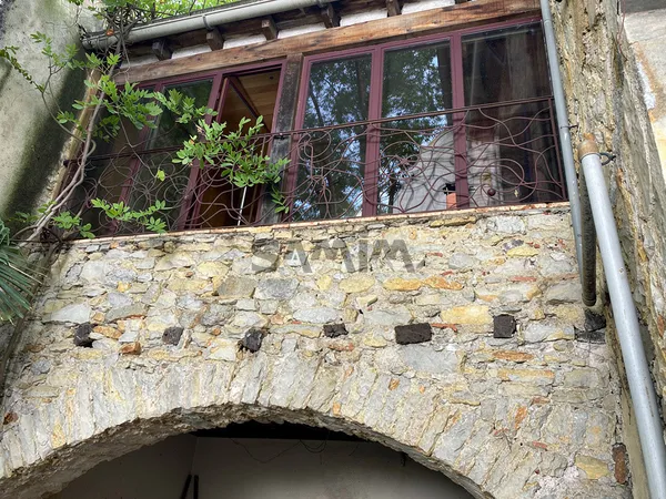 À VENDRE - GRANDE MAISON DE VILLAGE AVEC COUR INTERIEURE -