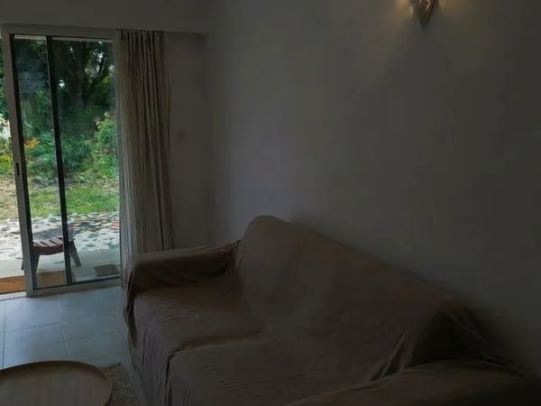 Spacieux T4 climatisé, meublé avec goût - rez-de-jardin - Saint-Denis (bas de Saint-François / limit