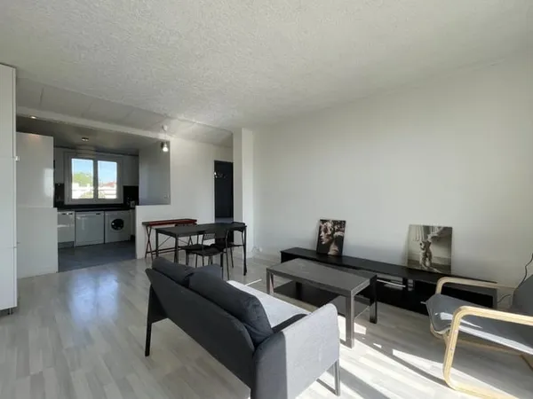 A LOUER - BRON - T4 traversant 63,52 m² - Balcon